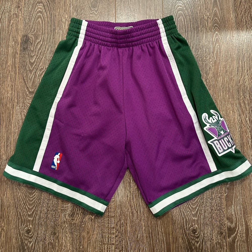 Mitchell & Ness Milwaukee Bucks Road 2000-01 Swingman Shorts - Size Small S